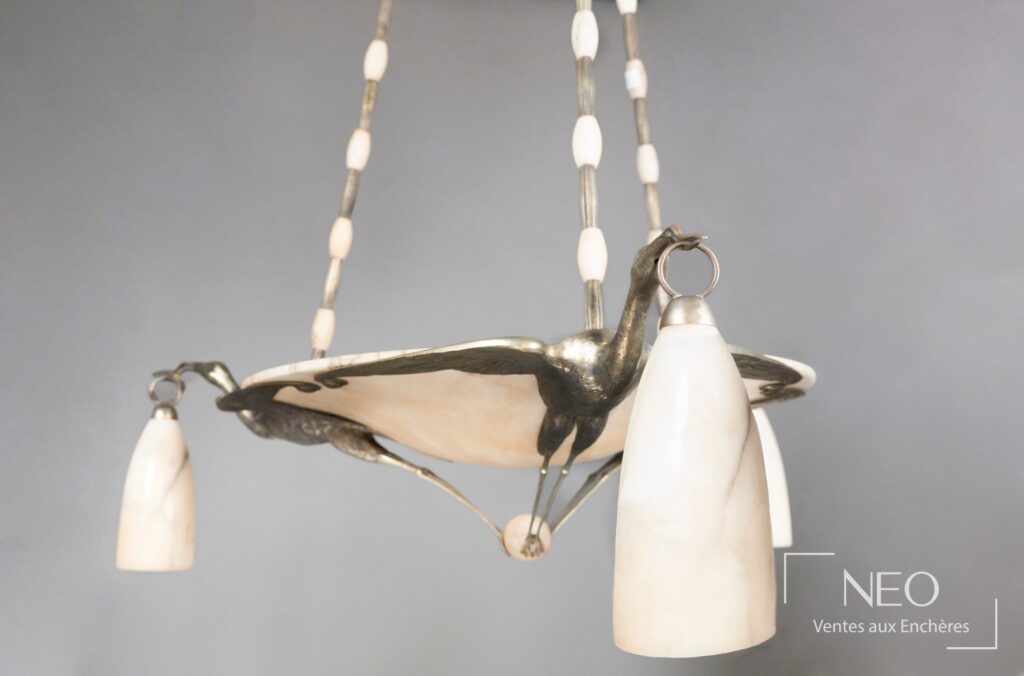 Lustre aux cigognes en albâtre et bronze vu de trois quarts