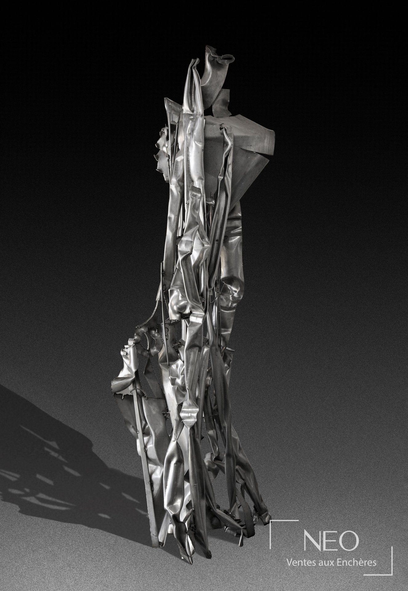 Sculpture verticale en métal argenté d’Albert Féraud