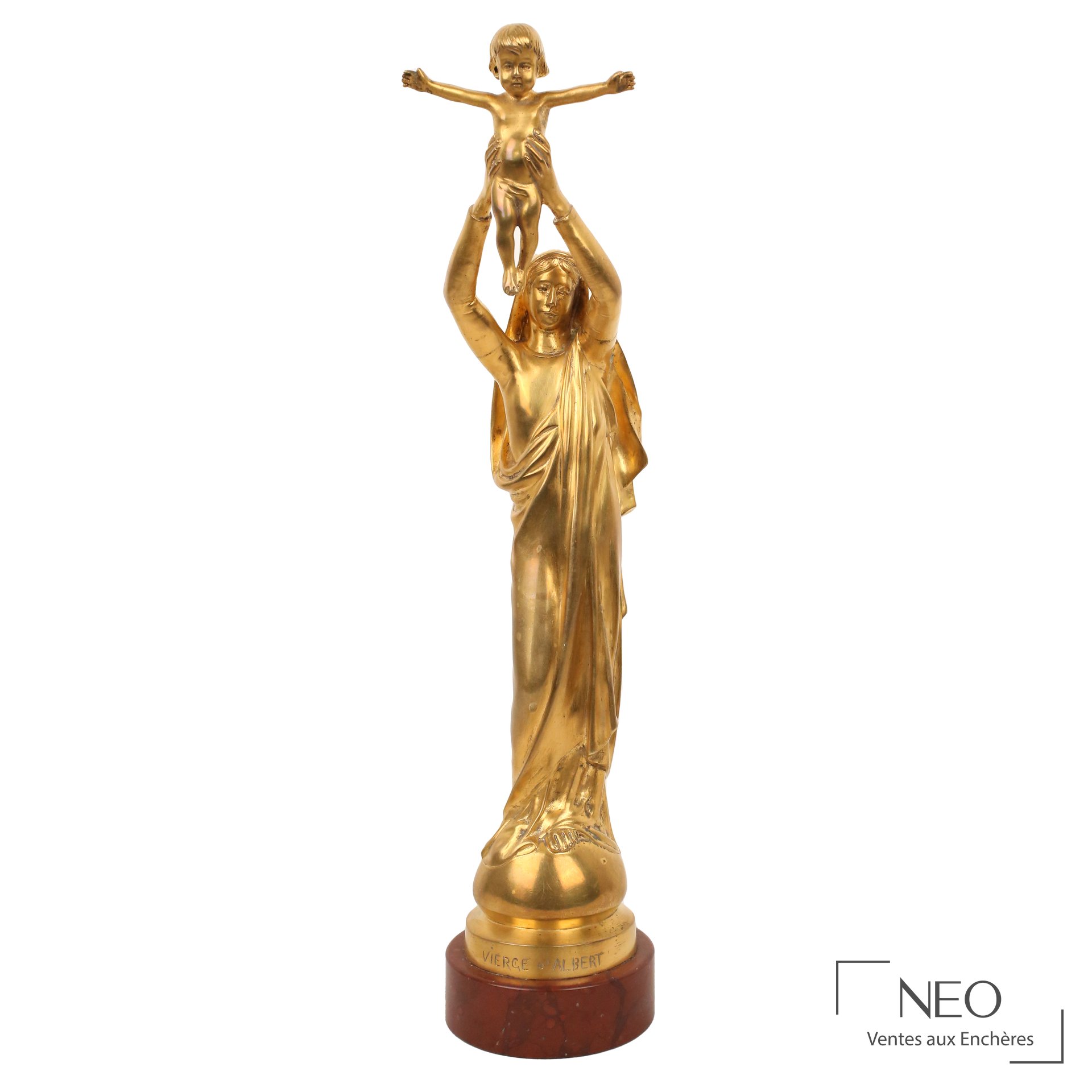 Statue en bronze à patine dorée représentant une Vierge tenant un enfant au-dessus de sa tête