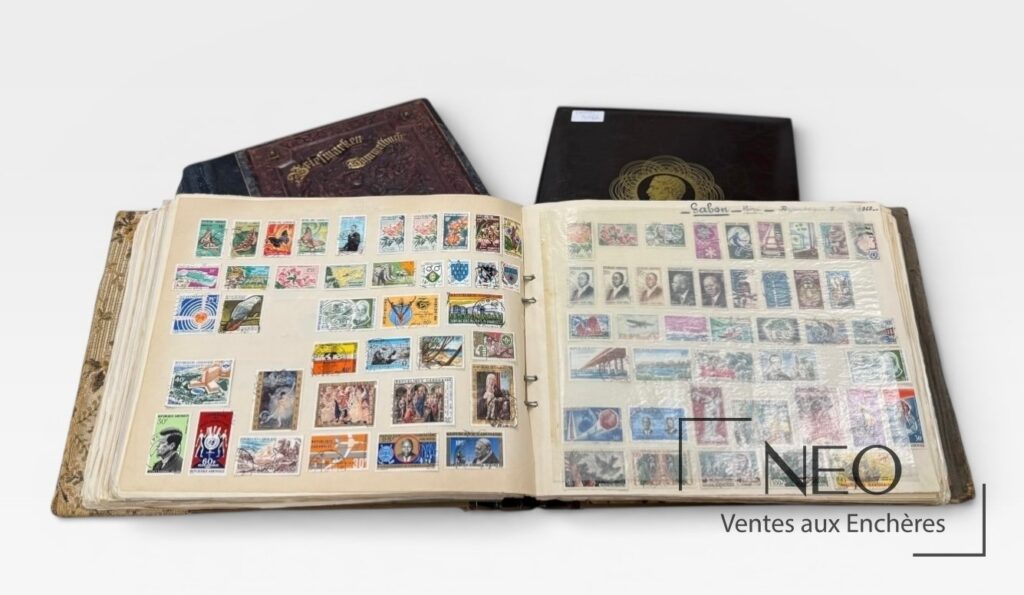 Album ouvert de timbres de France avec pages garnies de séries et de vignettes multicolores
