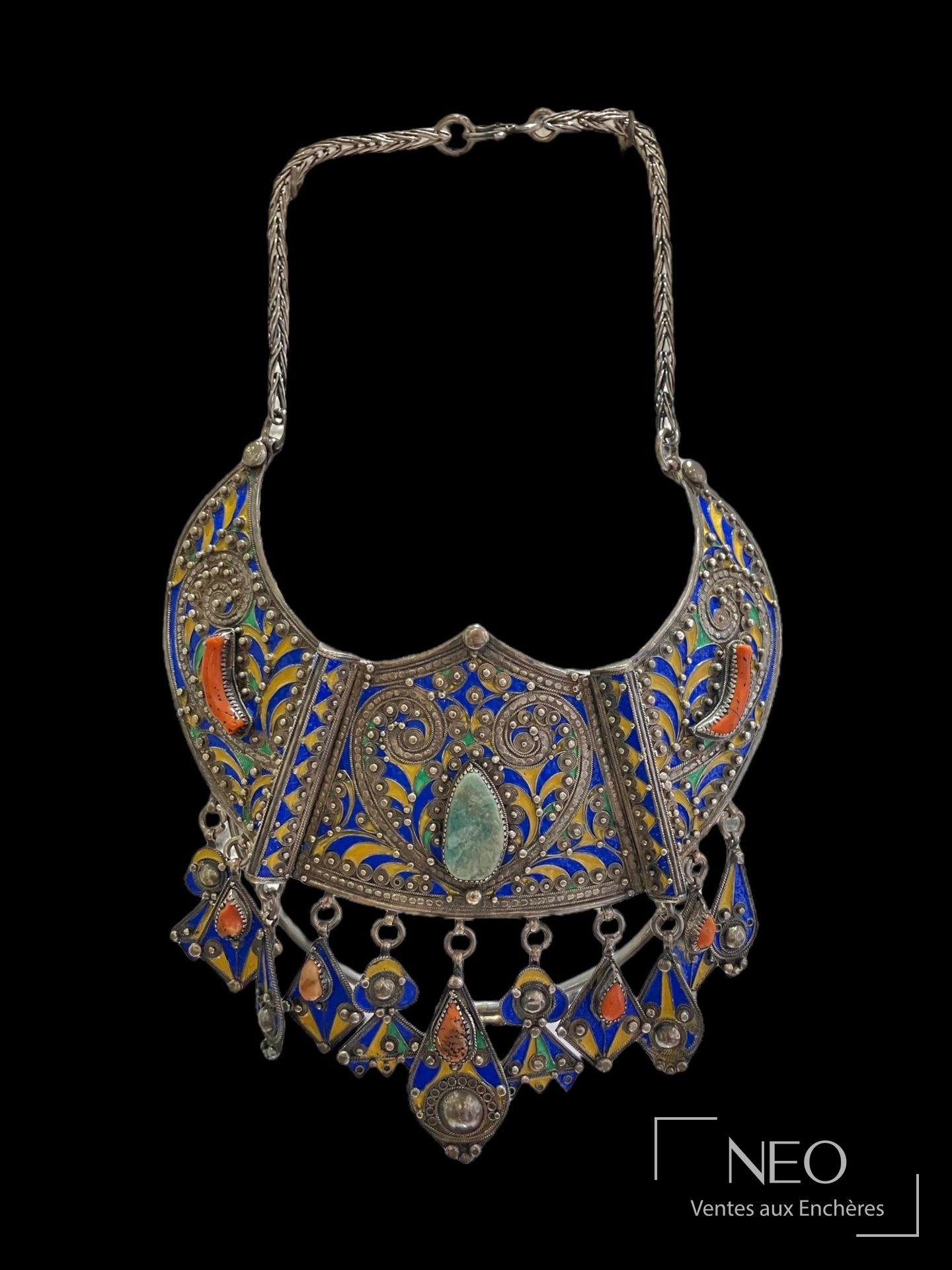 Collier plastron articulé kabyle en argent émaillé et corail