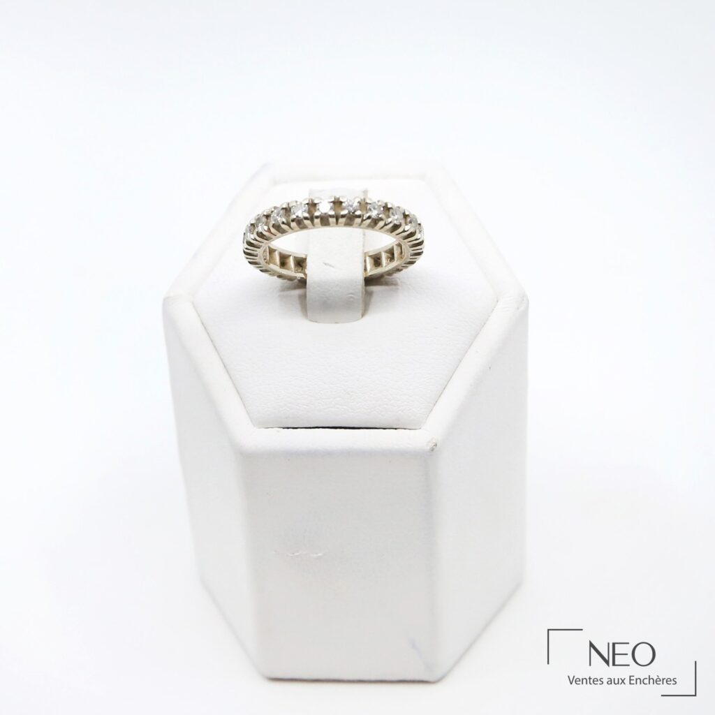 Alliance américaine en or gris sertie de diamants sur support blanc