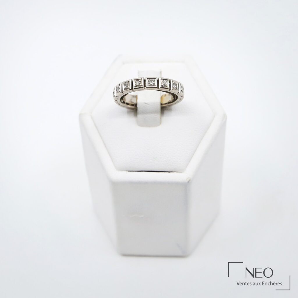 Alliance américaine en or gris sertie de diamants sur support blanc