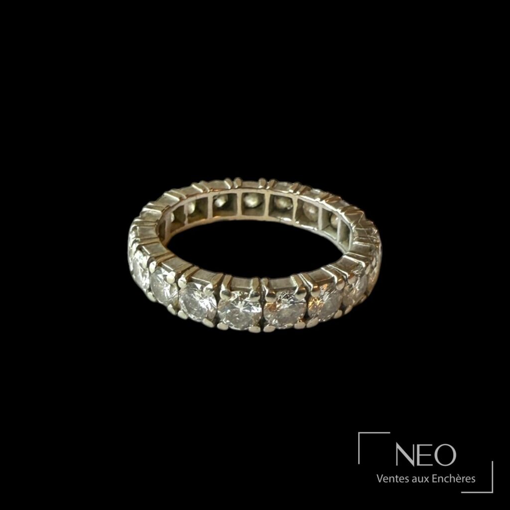 Alliance en or blanc sertie de diamants sur fond noir