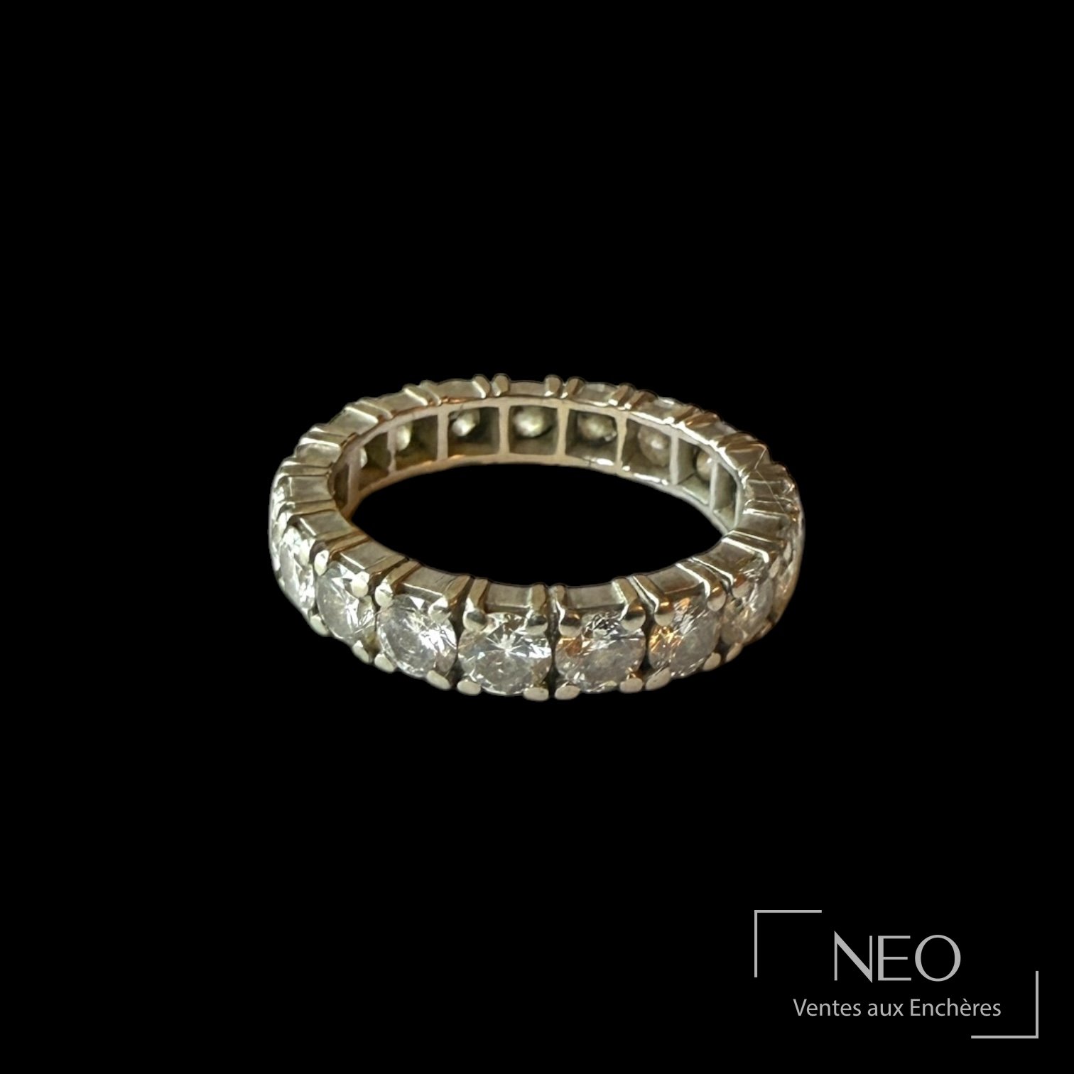 Alliance américaine en or blanc 18K sertie de diamants