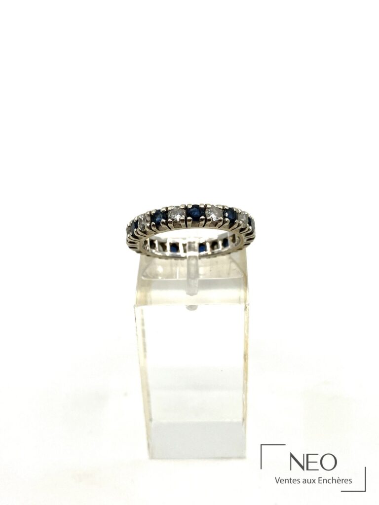 Alliance américaine en or gris sertie de saphirs et diamants sur support transparent