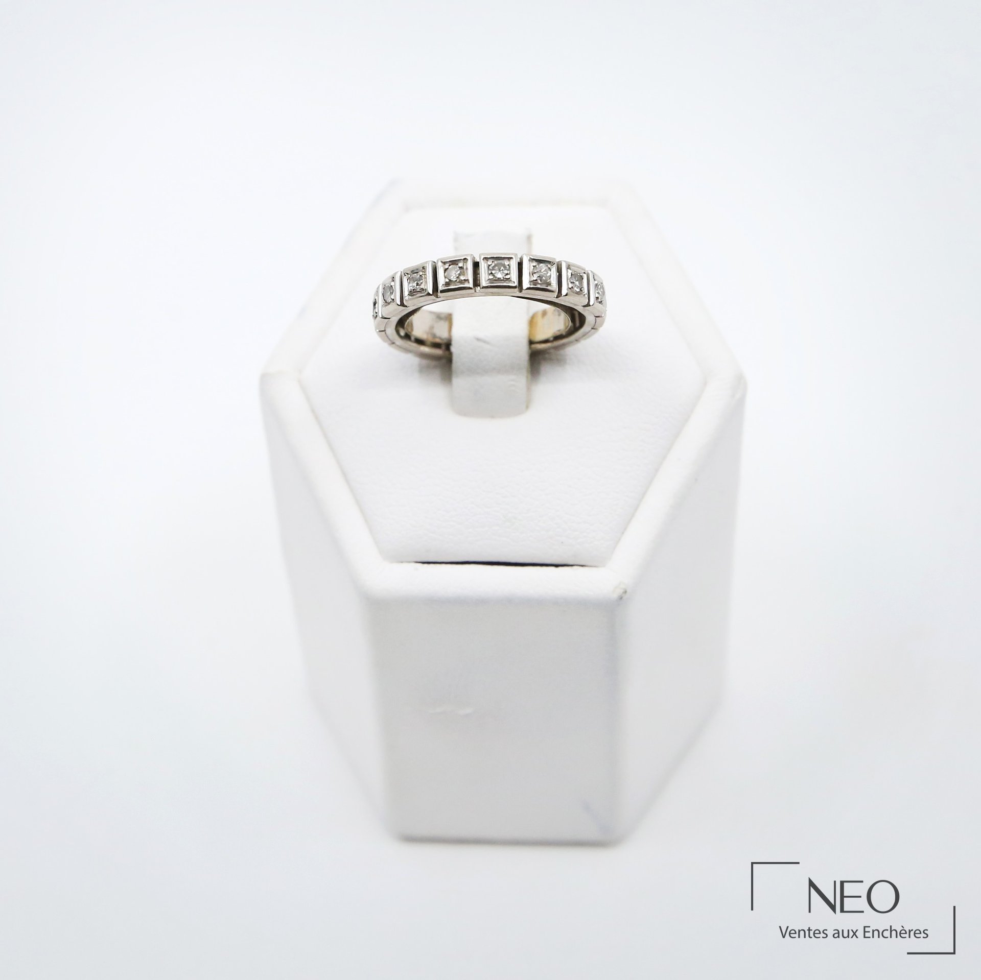 Alliance américaine en or gris 18 carats sertie de diamants