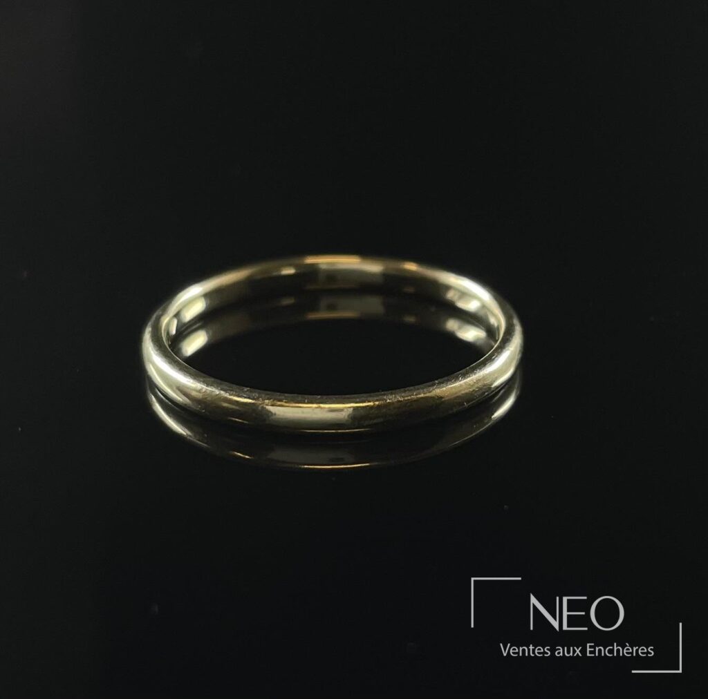 Alliance en or gris 18 carats sur fond noir