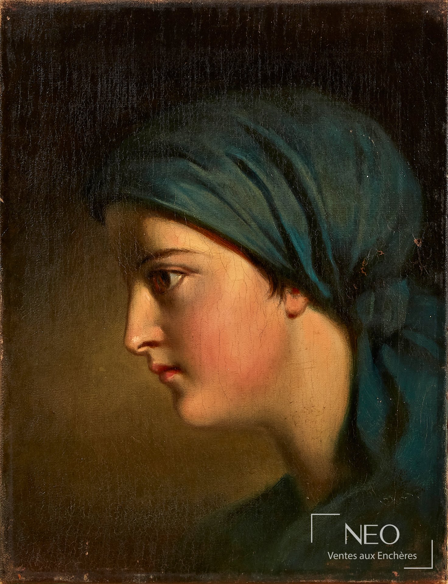 Portrait féminin de profil avec turban bleu-vert sur fond sombre