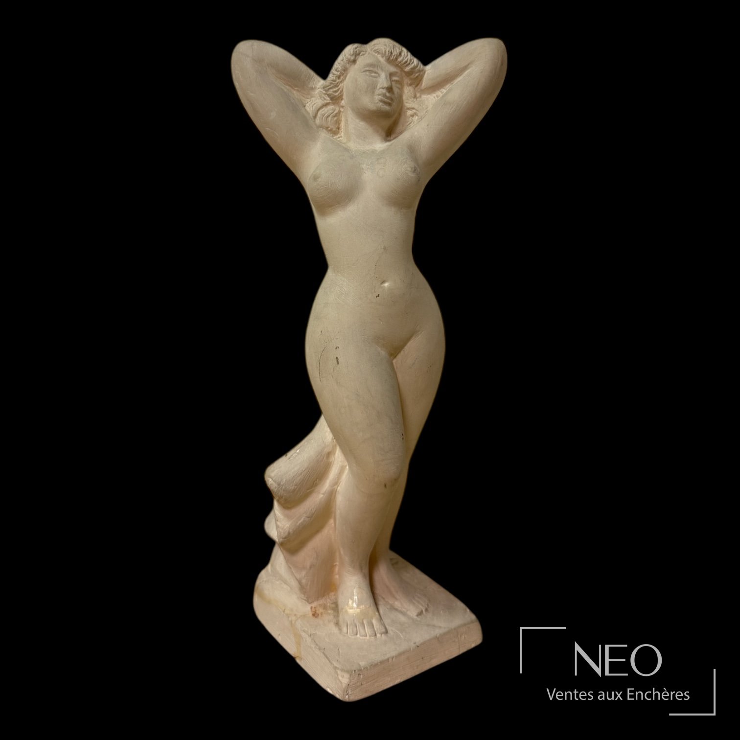 Sculpture féminine en plâtre vue de face sur fond noir