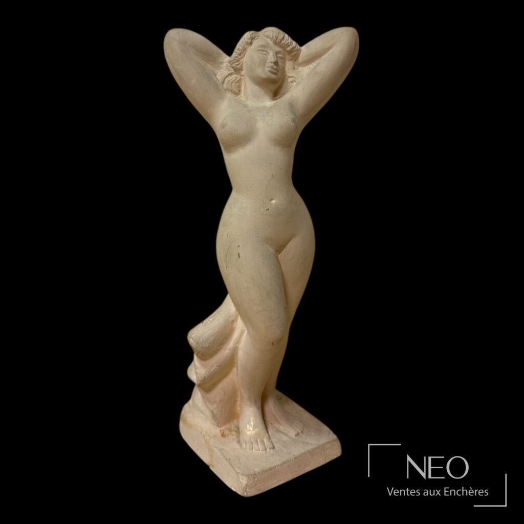 Sculpture féminine en plâtre vue de face