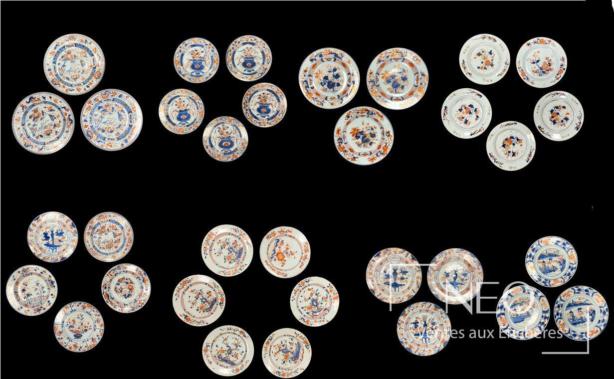 Ensemble d’assiettes en porcelaine de Chine à décor Imari varié sur fond noir