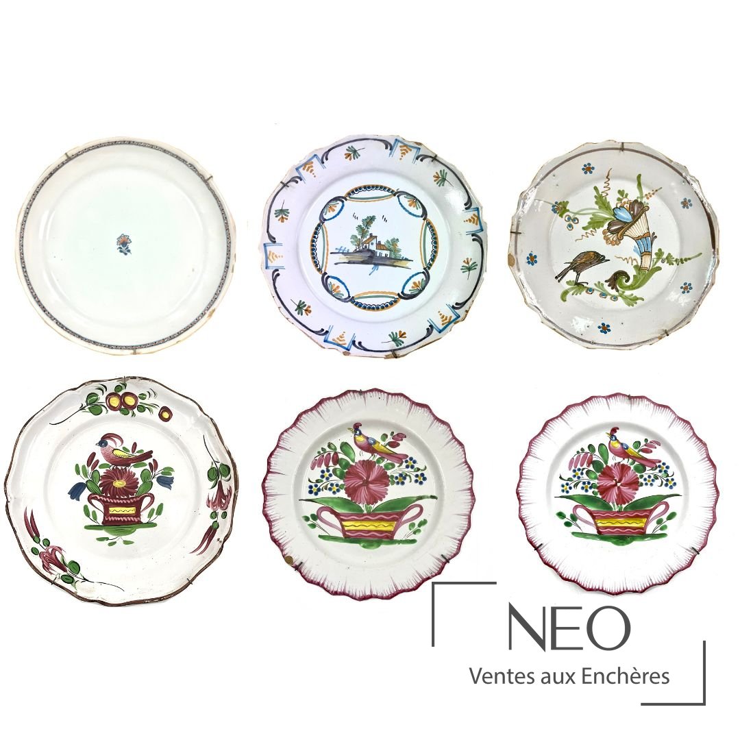 Ensemble de six assiettes anciennes à décors polychromes sur fond blanc