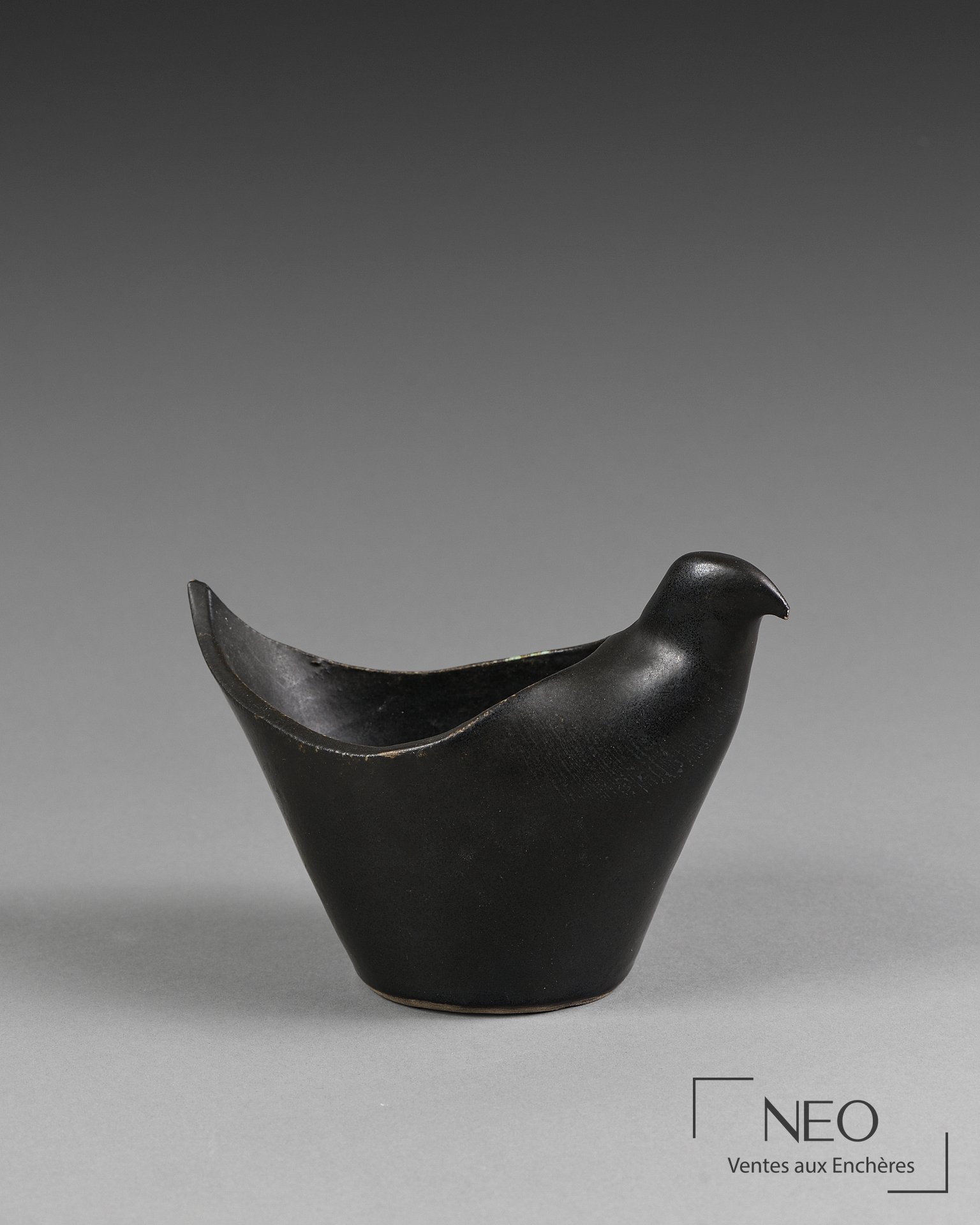 Colombe en céramique noire de face