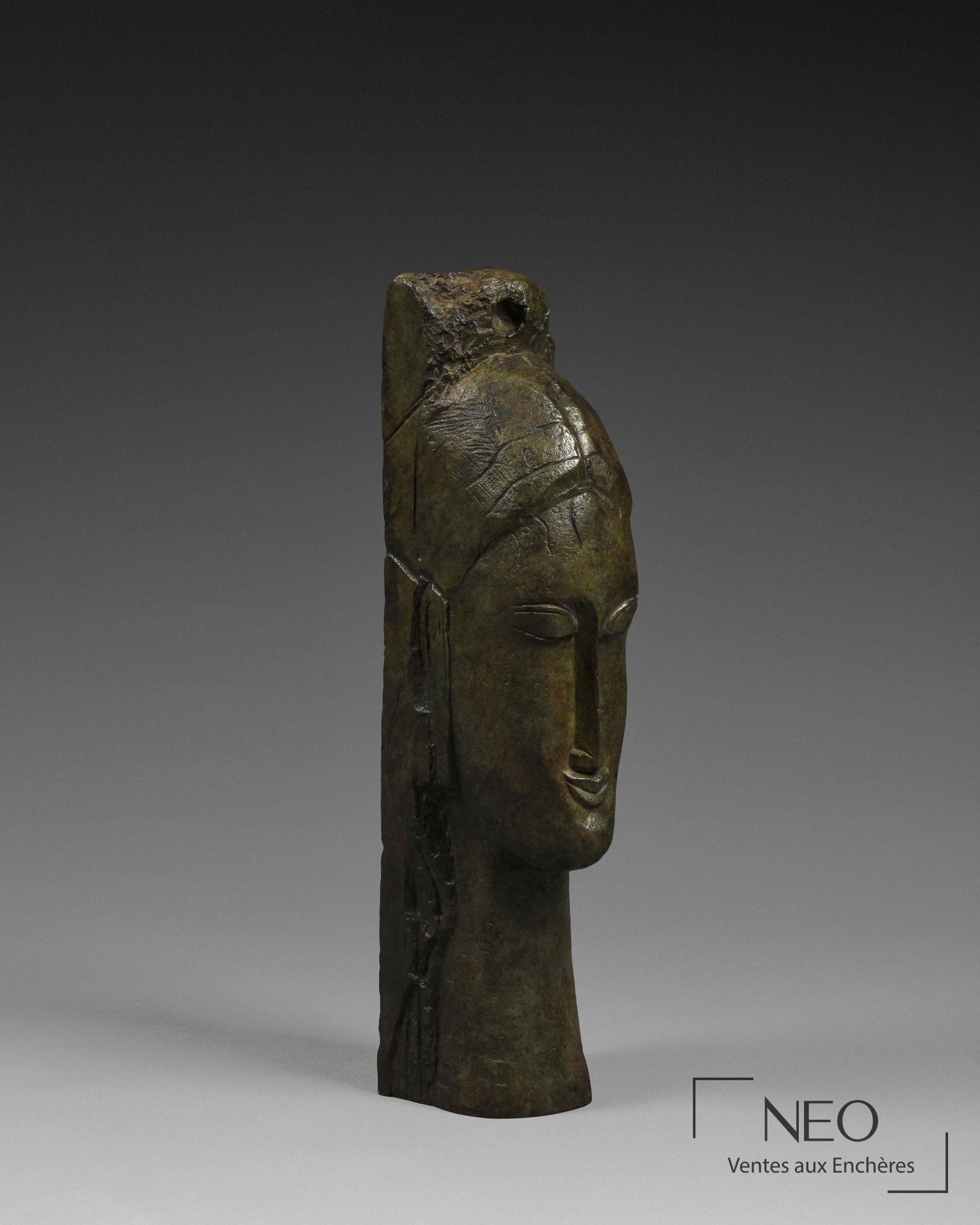Tête de femme en bronze à patine verte