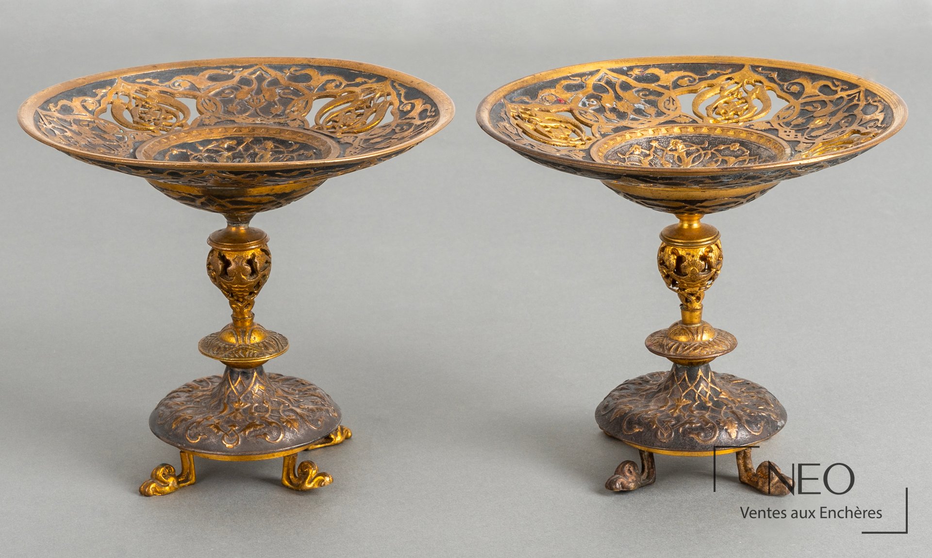 Paire de coupes en bronze à décor ajouré d'arabesques sur fond sombre