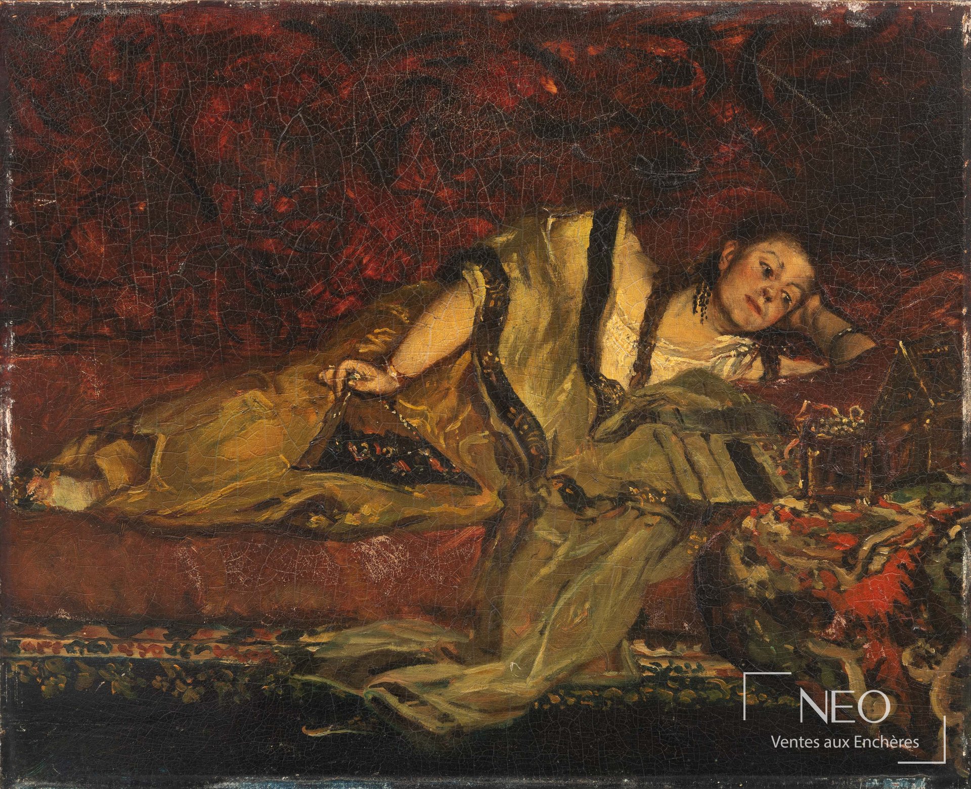 Jeune femme allongée sur un divan