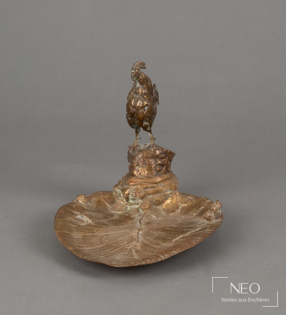 Vide-poche en bronze figurant un coq debout sur une base en forme de feuille
