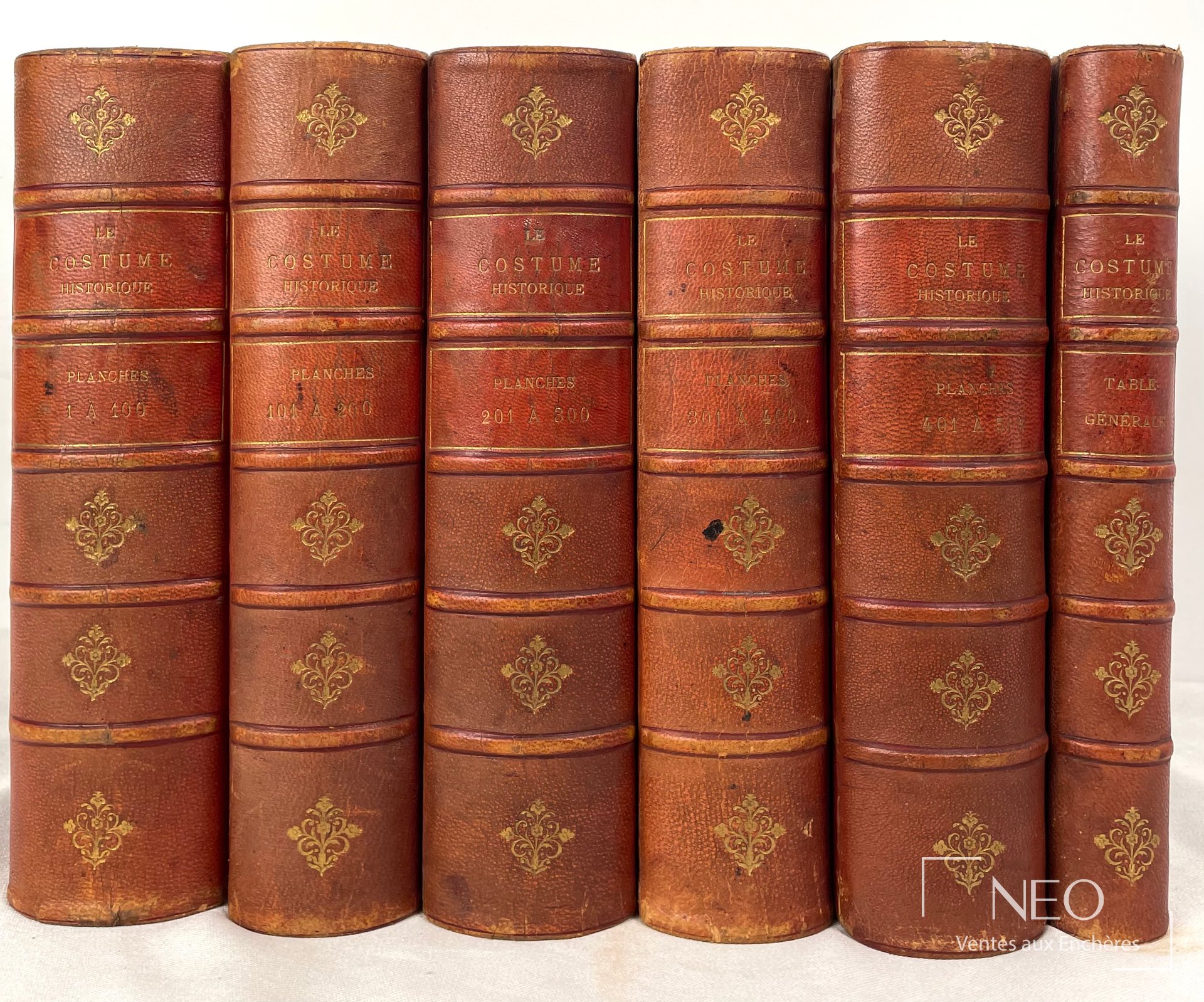 Les six volumes reliés de Le costume historique en demi-peau rouge.