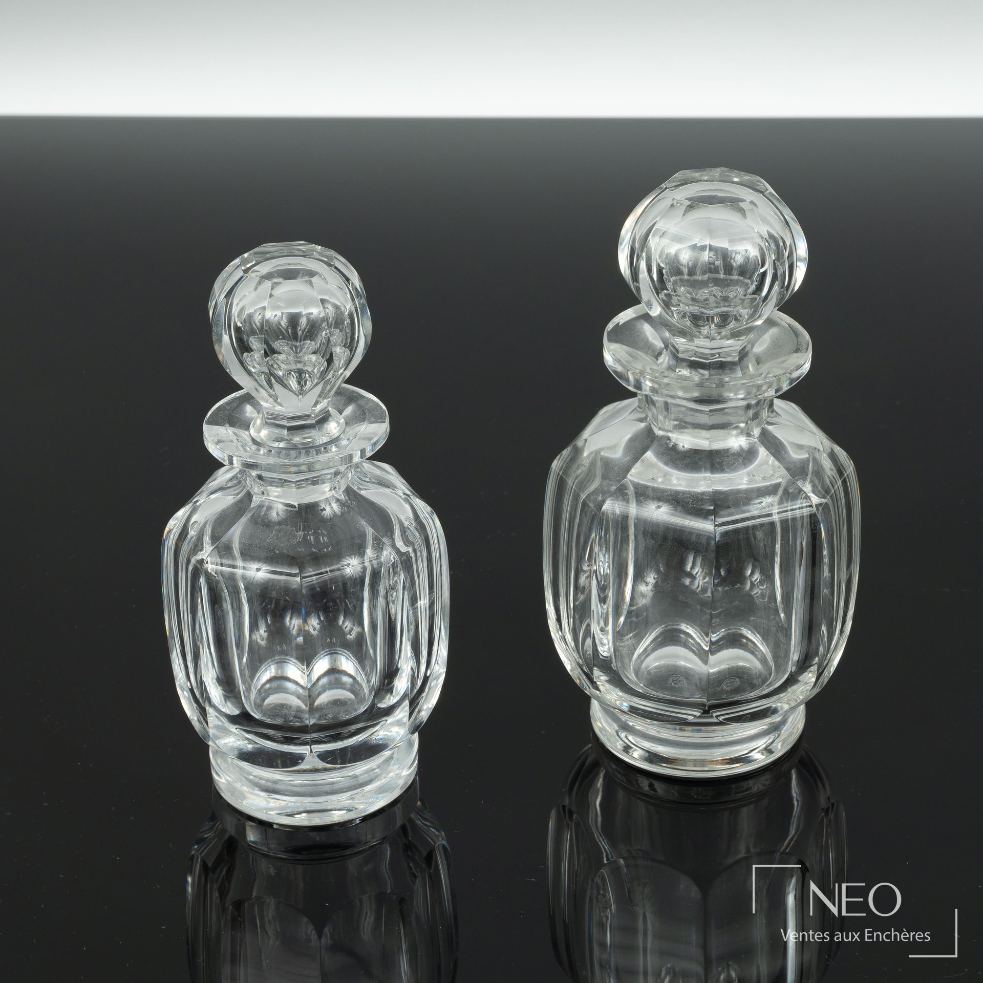 Deux flacons et un vase en cristal moulé incolore