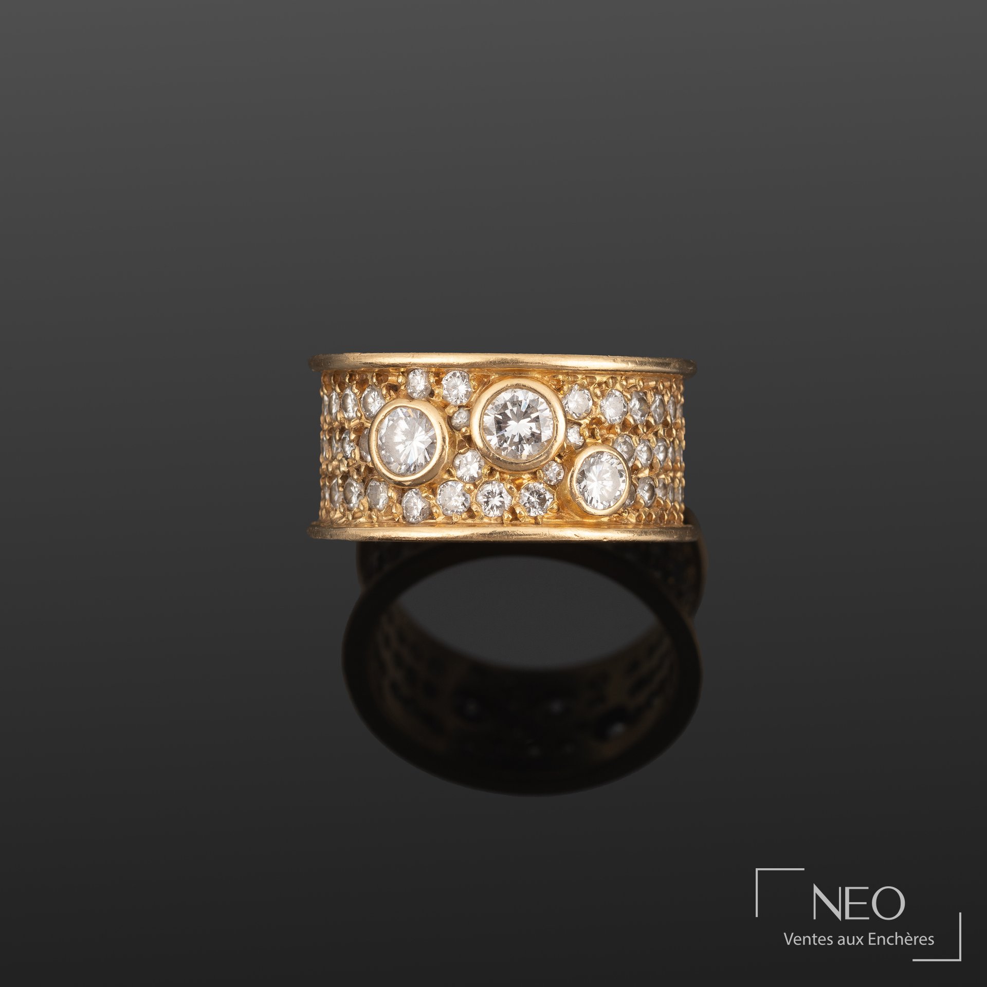 Bague bandeau en or jaune 18K sertie de diamants