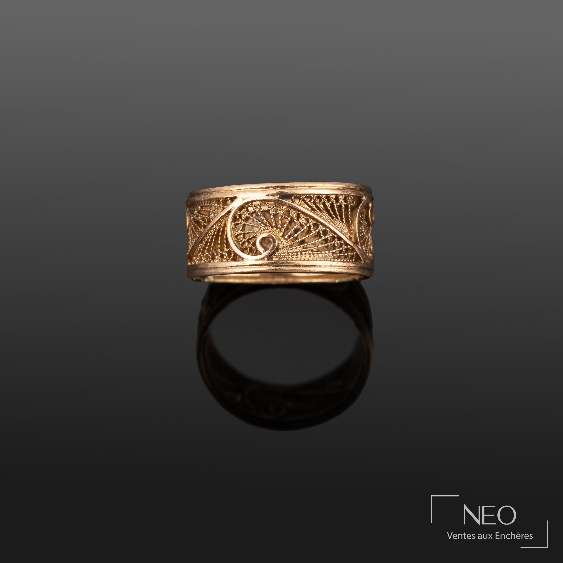 Bague bandeau en or jaune 18K à décor géométrique stylisé