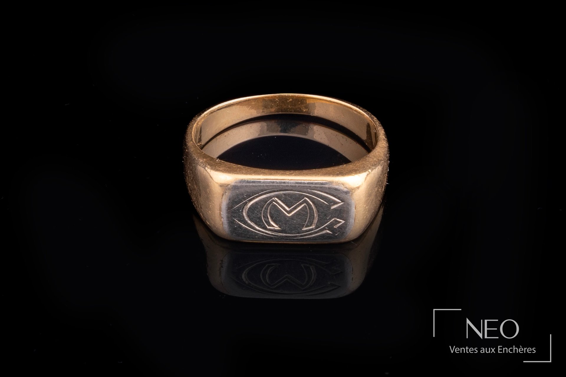 Bague chevalière en or jaune et gris 18 carats monogrammée MG