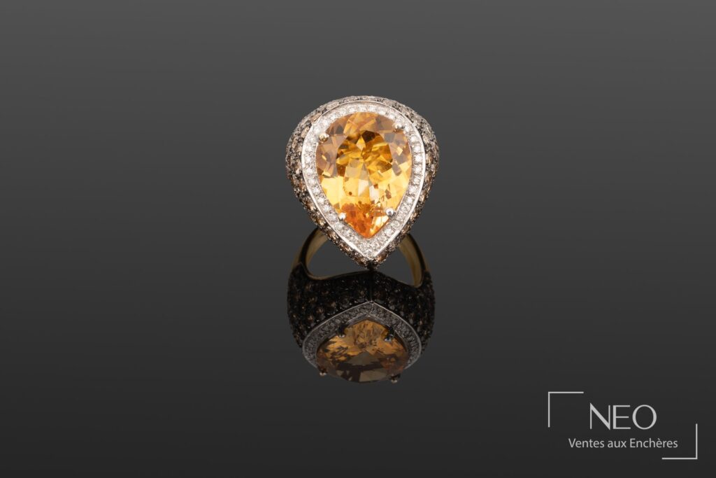 Bague en or jaune avec grande citrine poire entourée de diamants