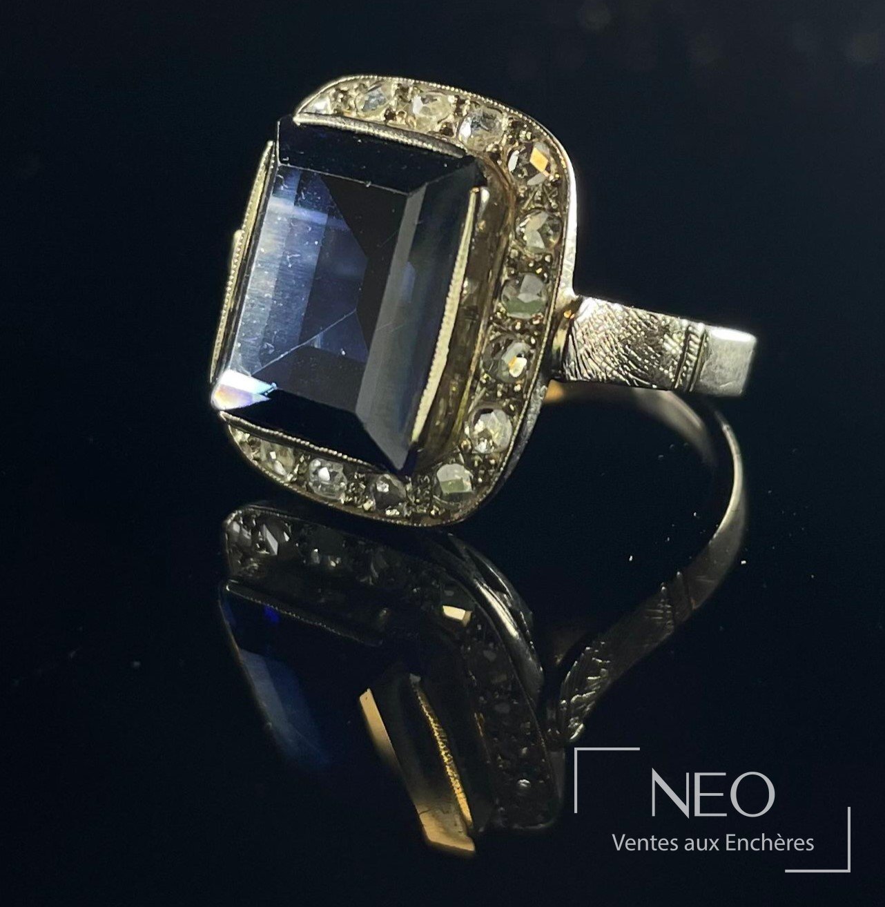 Bague cocktail en or gris 9 carats, pierre bleue et diamants