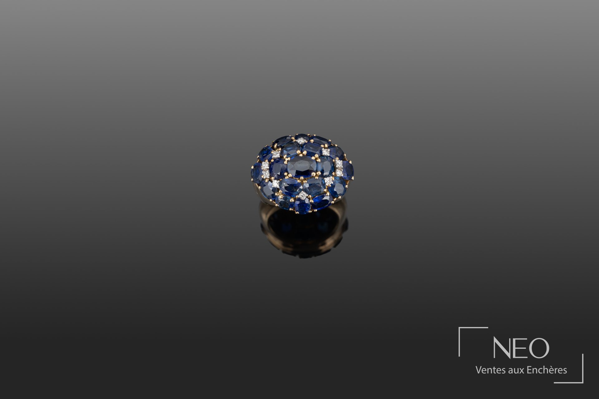 Bague cocktail en or jaune ornée de saphirs bleus et de petits diamants