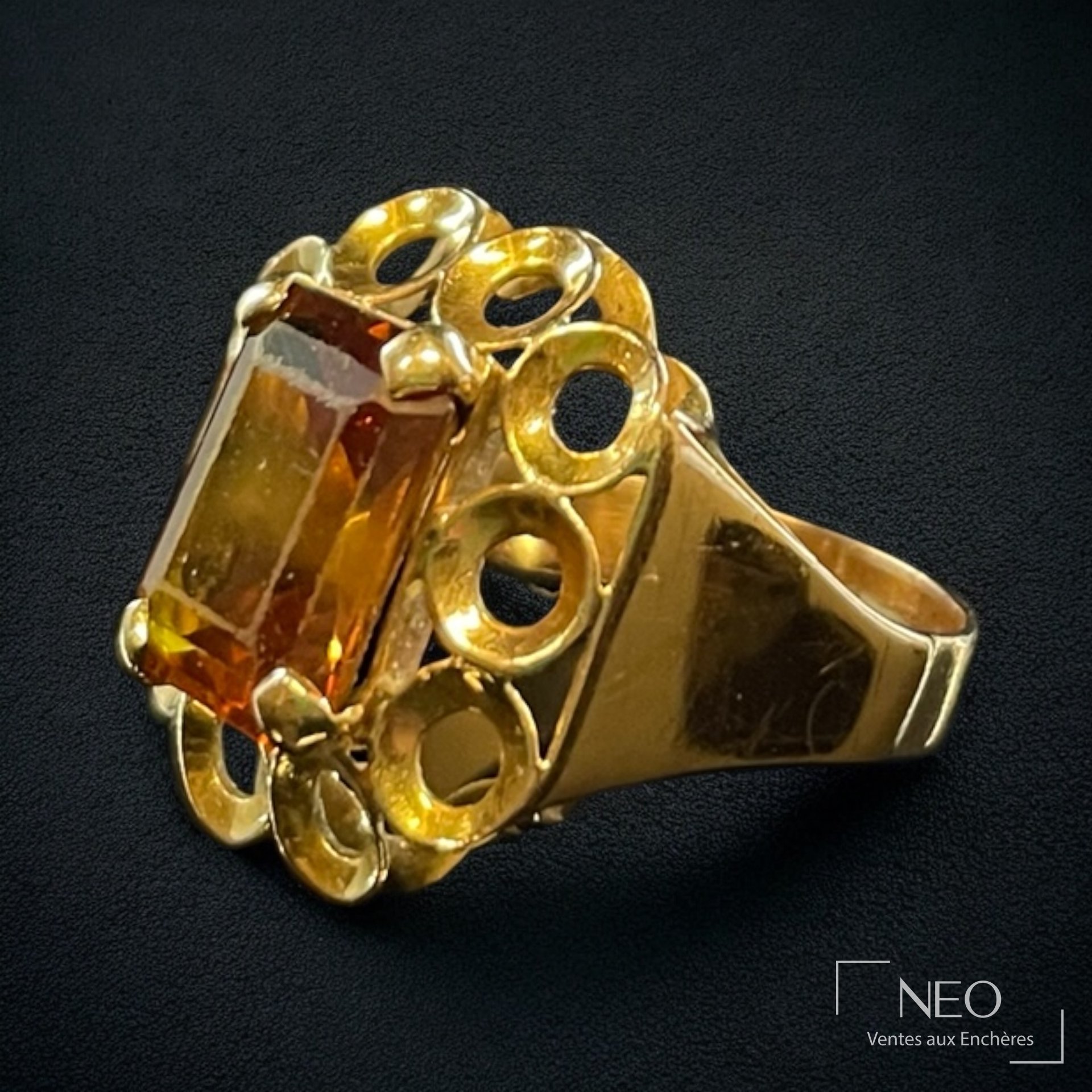 Bague cocktail en or rose 18 carats, pierre orange, plateau ajouré