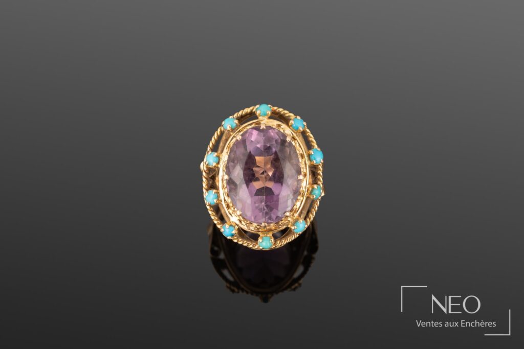 Bague cocktail ovale en or jaune avec améthyste centrale et turquoises