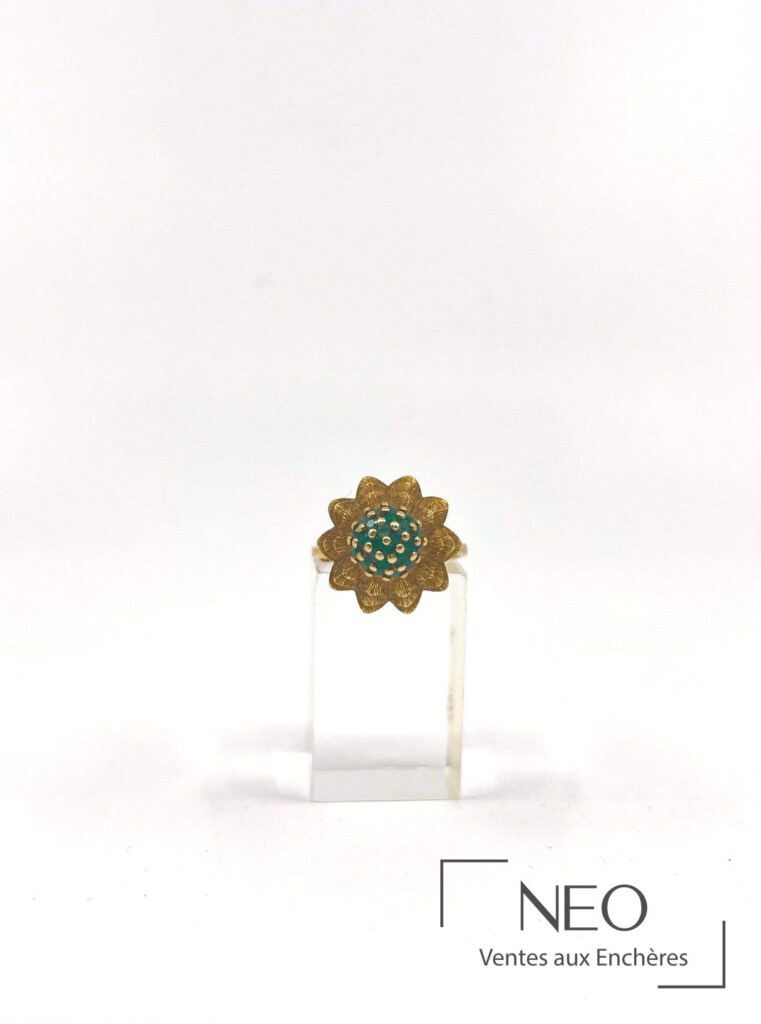 Bague en or jaune à motif étoilé avec centre serti de petites émeraudes