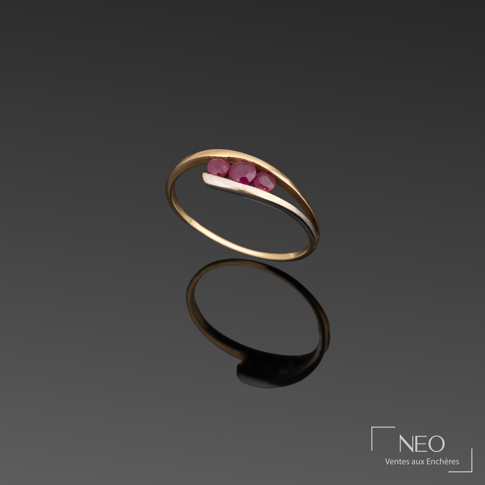 Bague de jeune fille en or jaune 18K et trois pierres rouges