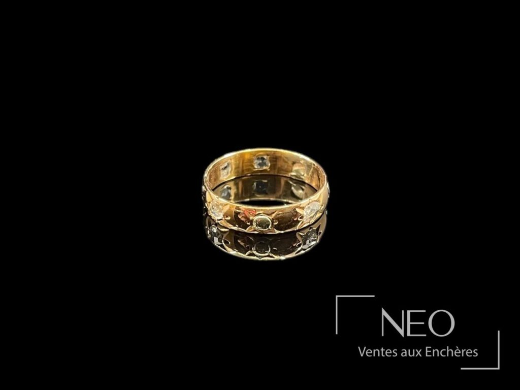 Bague en or rose sertie de diamants sur fond noir