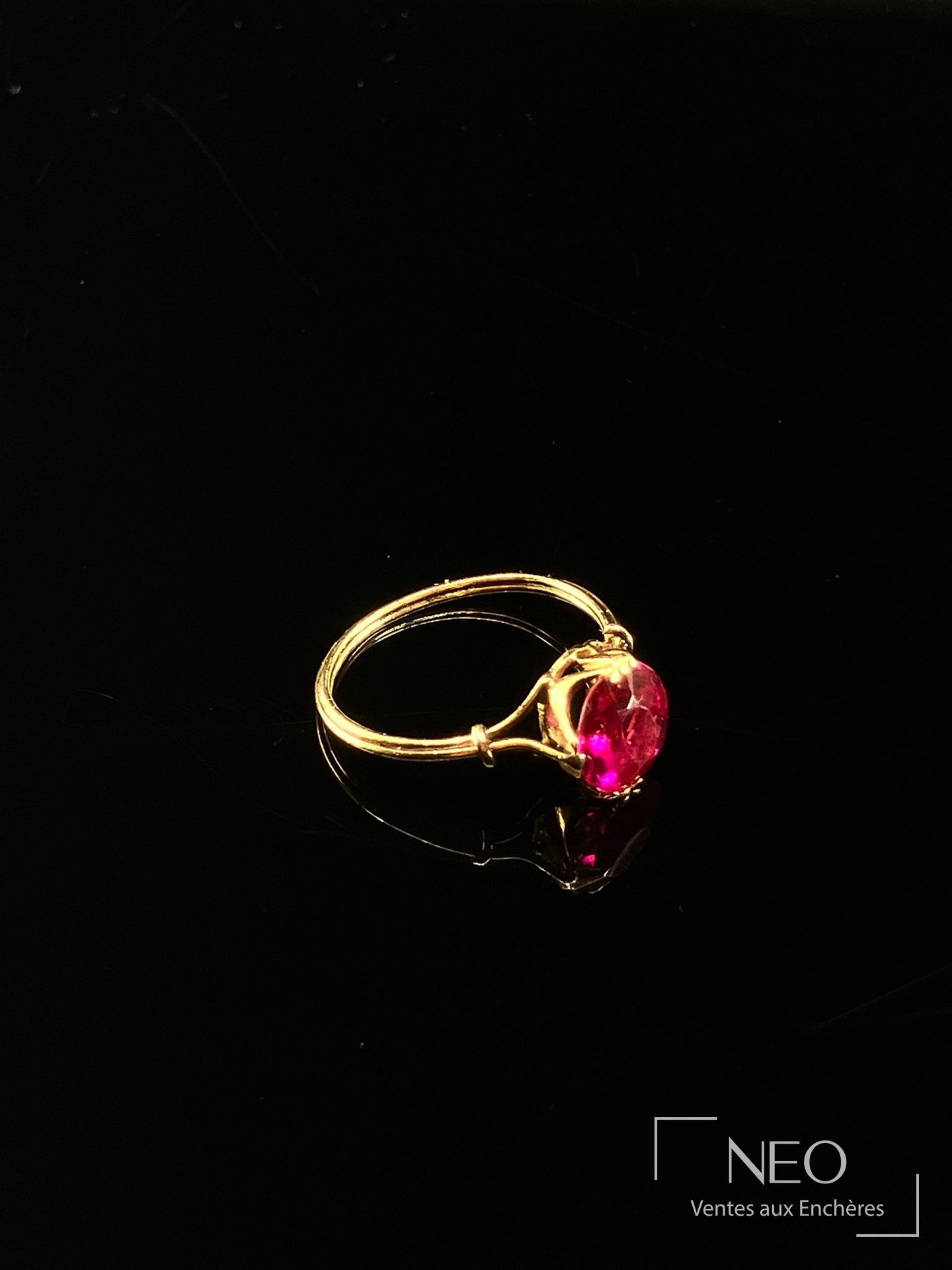 Bague de jeune fille en or jaune 18K ornée d’une pierre rouge