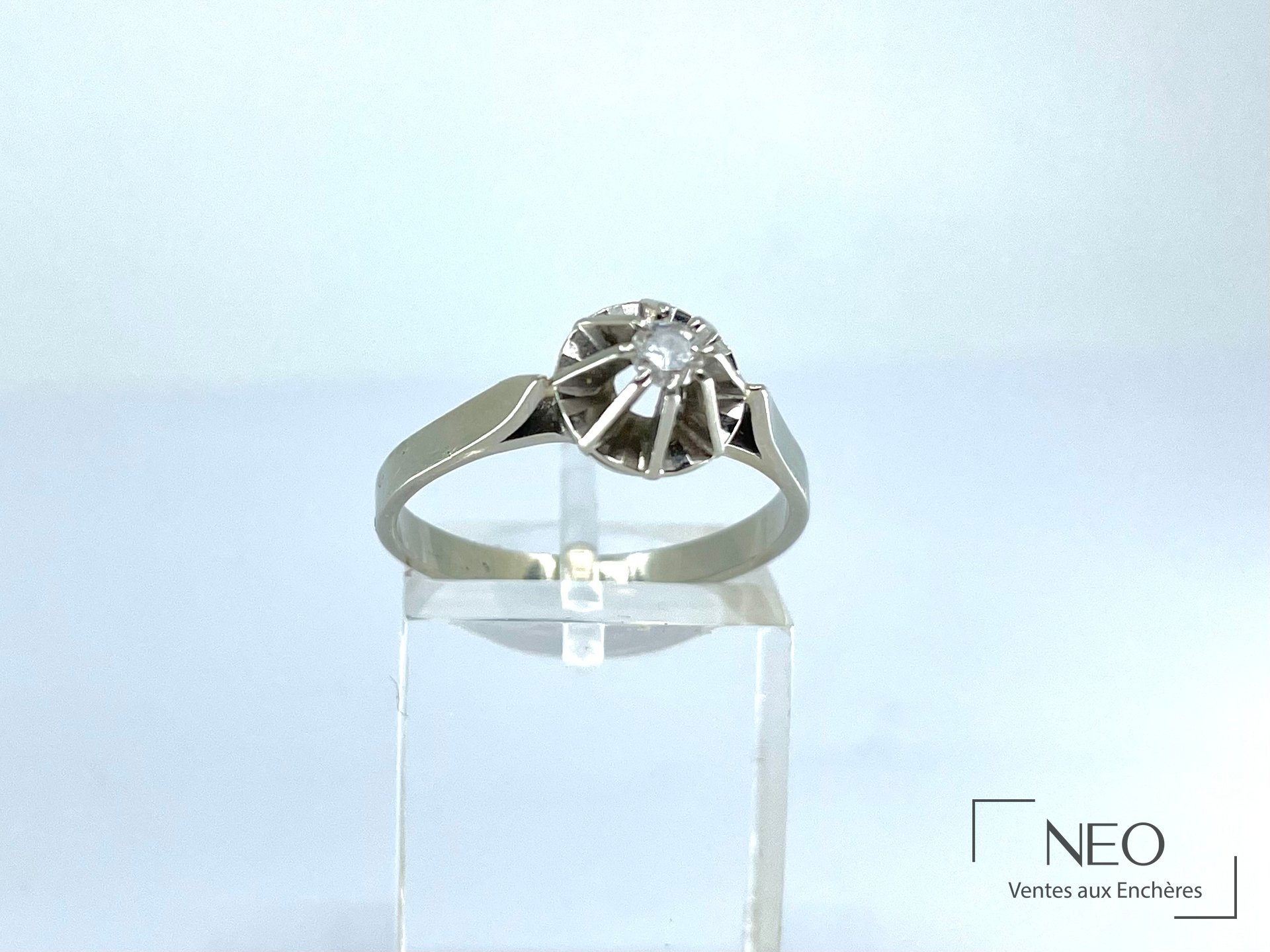 Bague en or gris 18 carats sertie d&rsquo;un diamant taille brillant