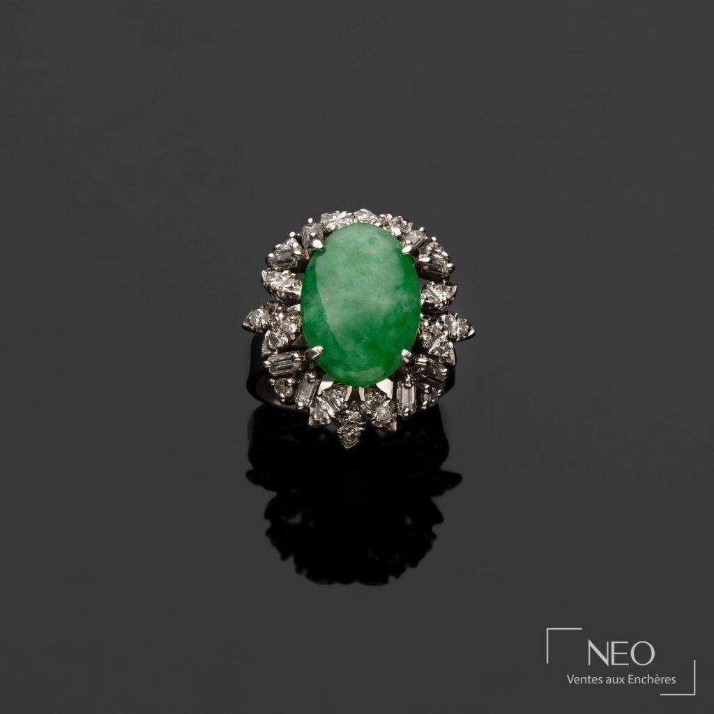Bague dôme en or gris avec cabochon de jade vert et entourage de diamants