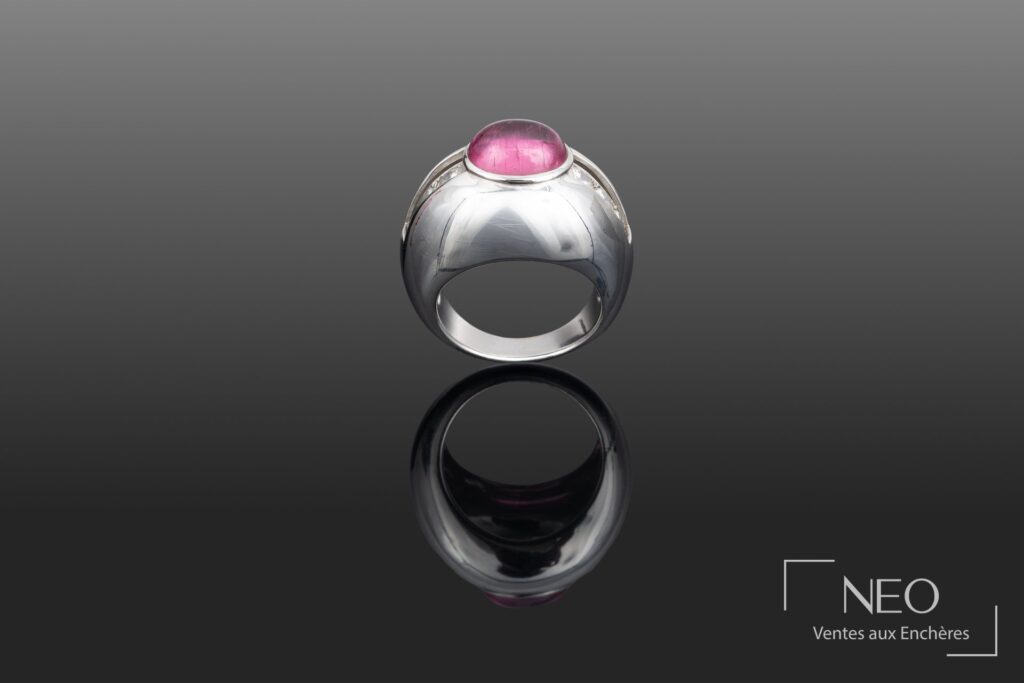 Bague dôme en or gris avec pierre rose et diamants en vue de face