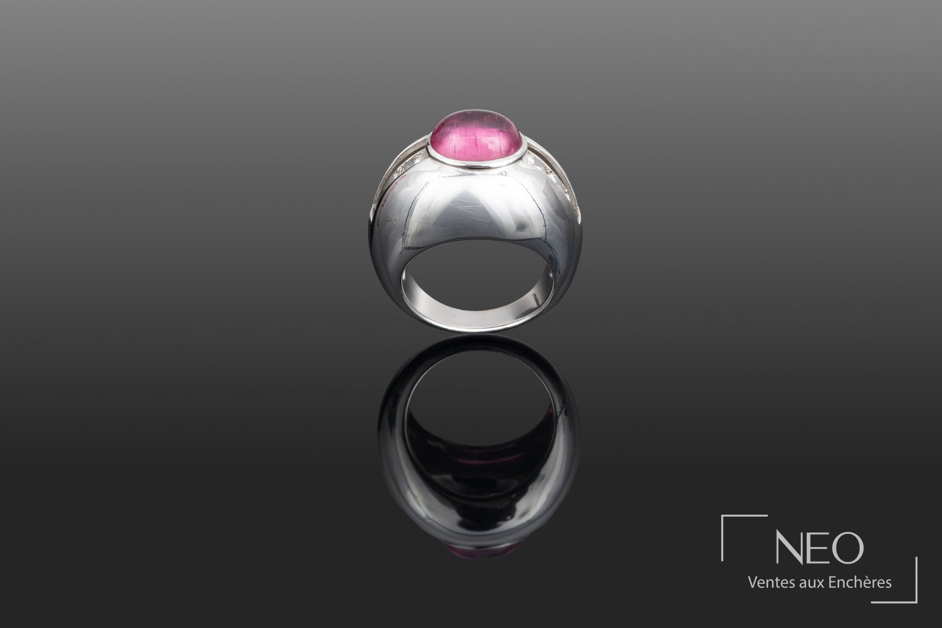Bague dôme en or gris 18 carats, pierre rose et diamants