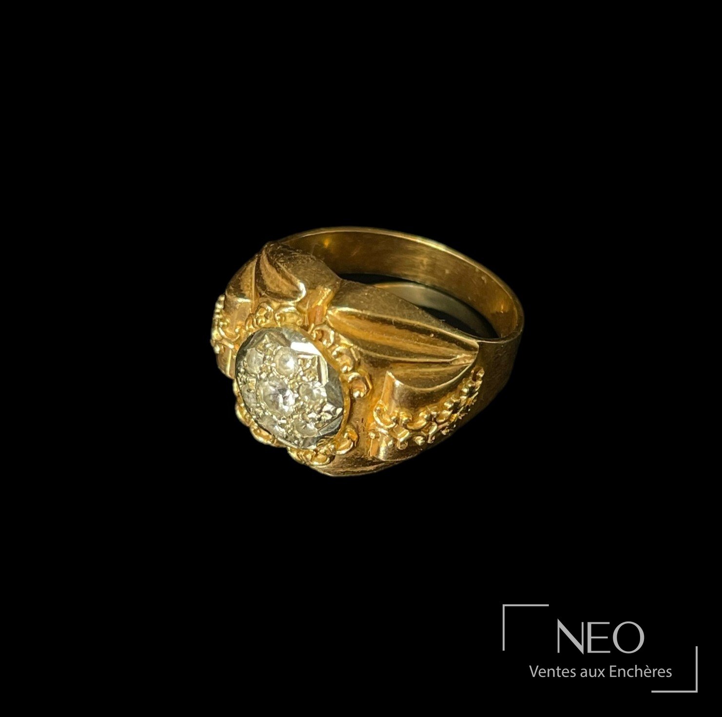 Bague dôme en or jaune et gris 18 carats centrée de sept pierres blanches