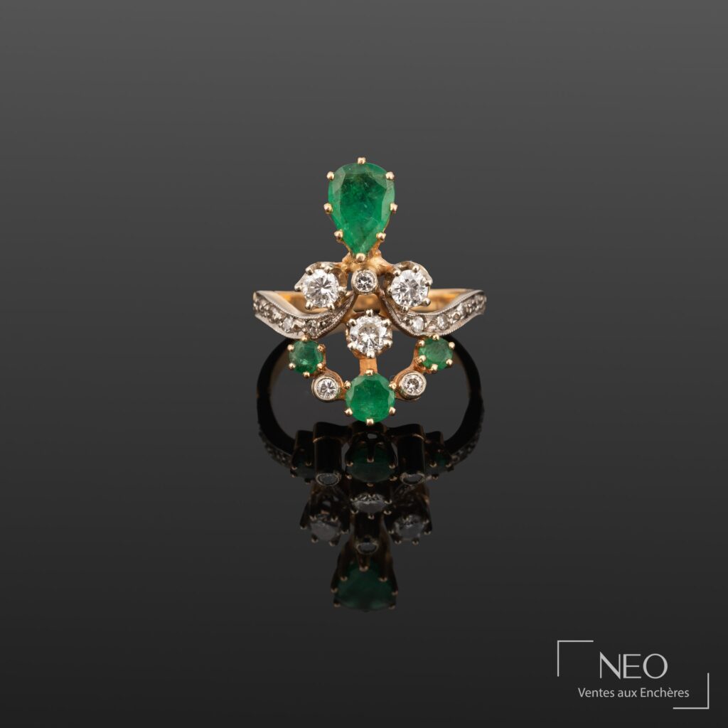 Bague duchesse sertie d’une émeraude en poire