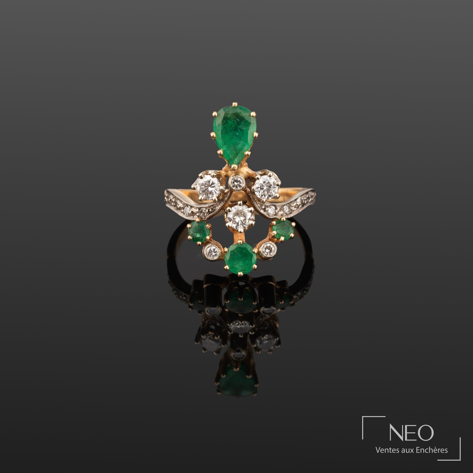 Bague duchesse en or jaune 18K et platine, émeraude et diamants