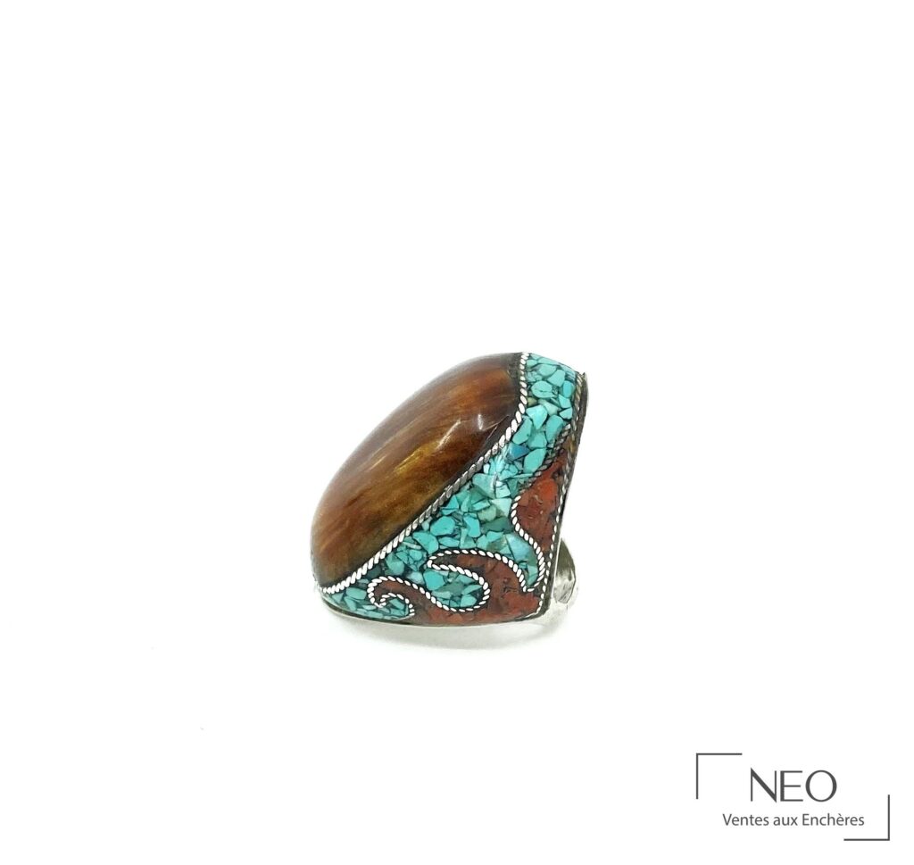Bague en argent ornée d'une grande ambre et d'incrustations de pierres dures turquoise et rouges