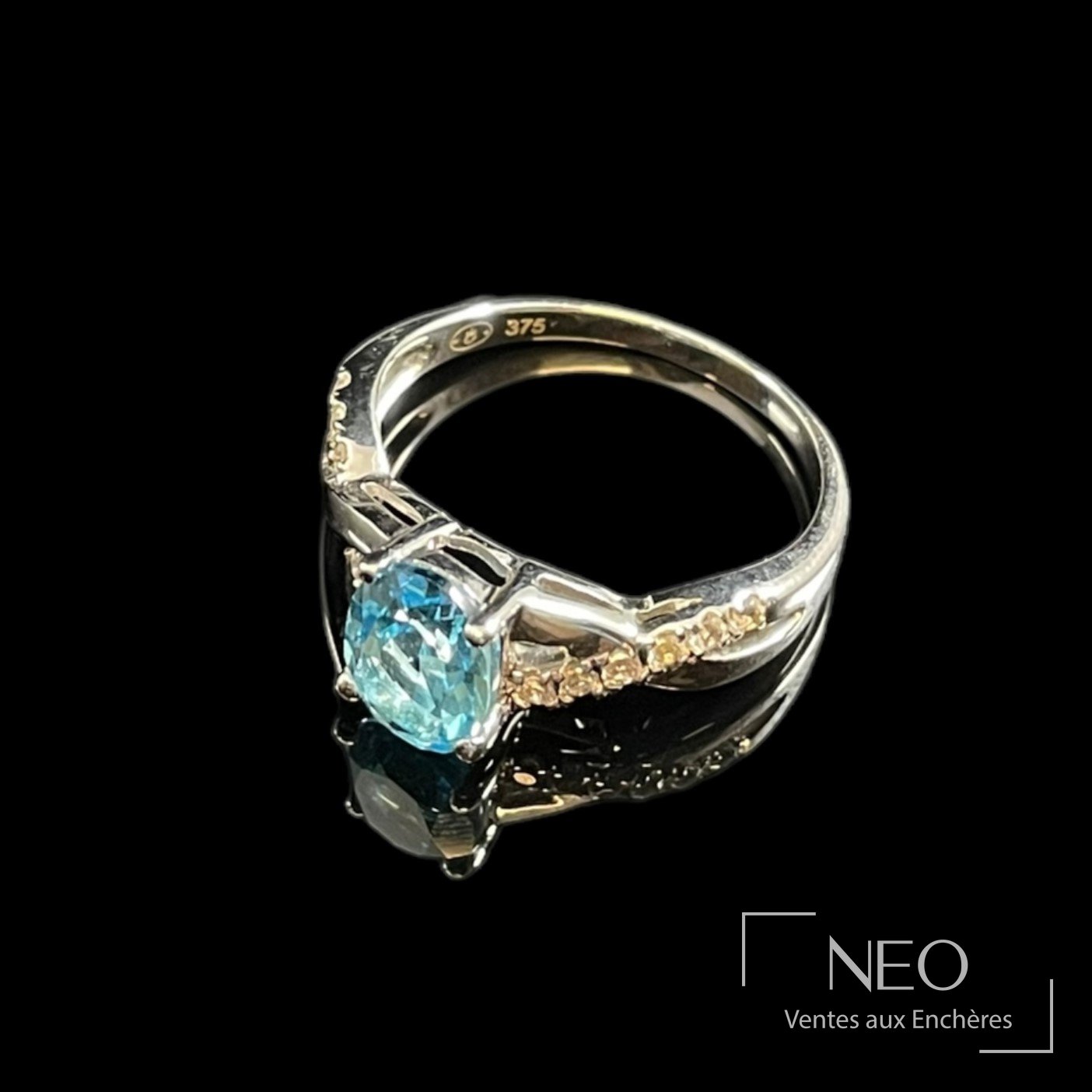 Bague en or blanc 9 carats ornée d’une pierre bleue