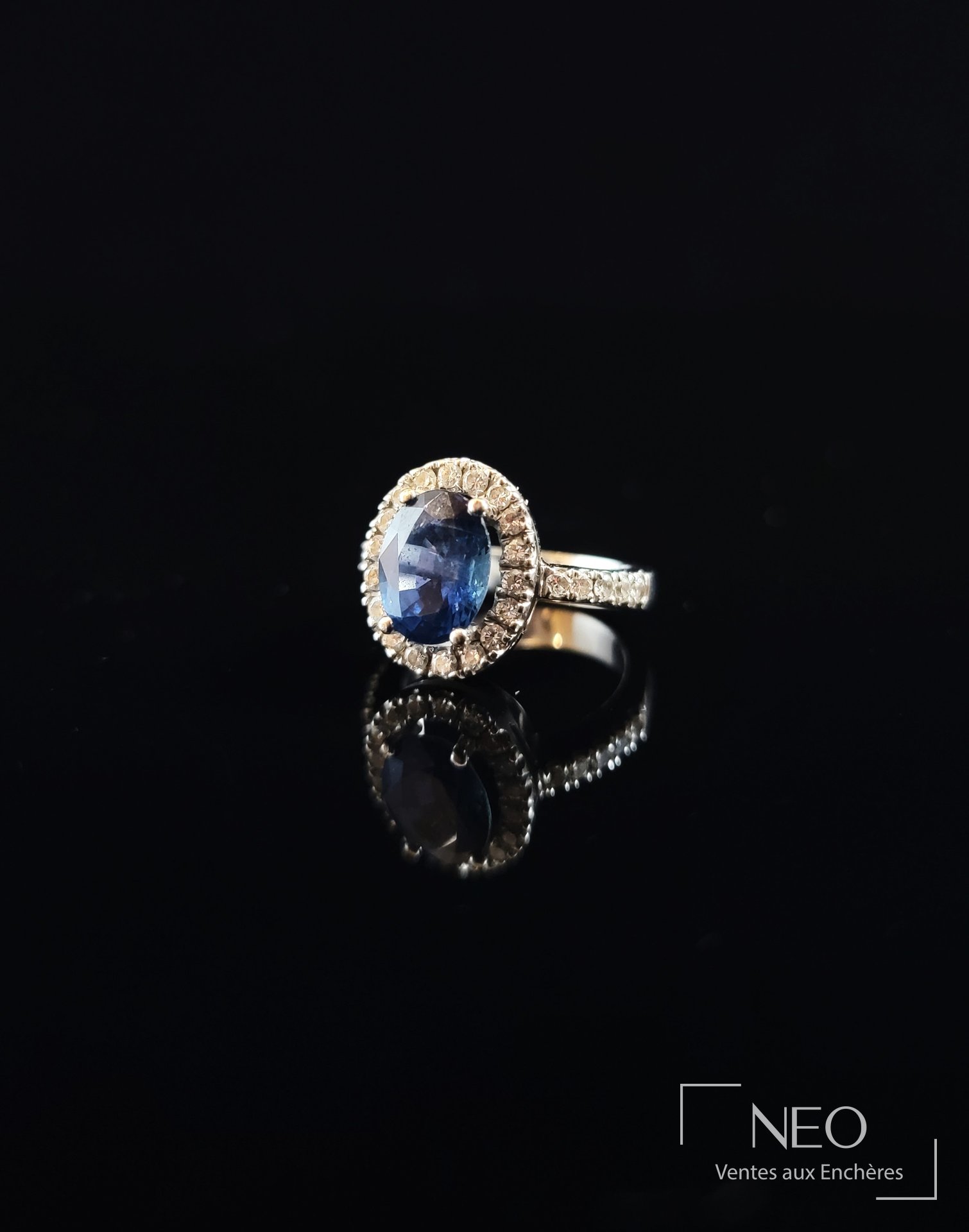 Bague en or gris 18 carats saphir ovale et diamants