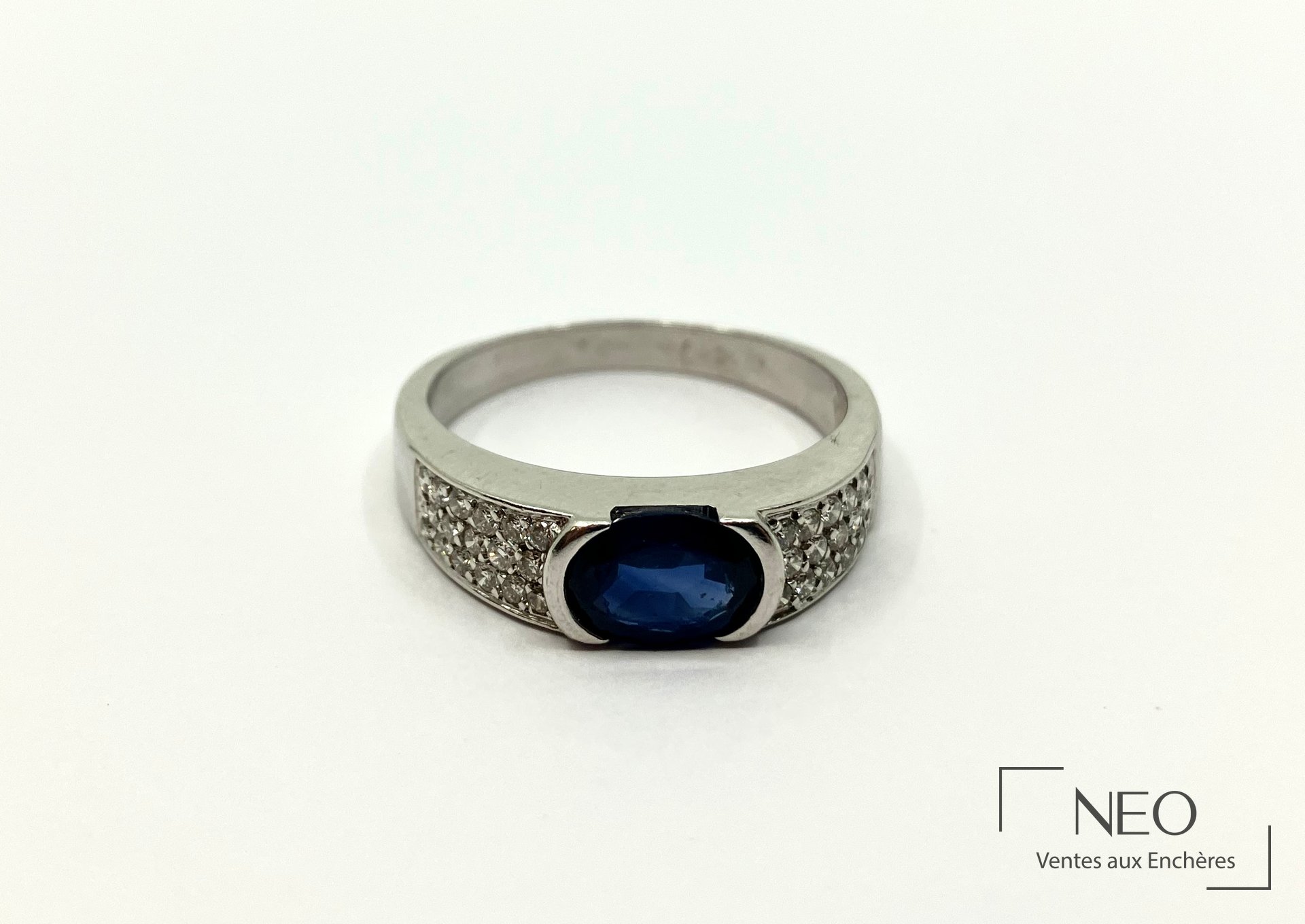 Bague en or gris 18 carats pavée d’un saphir ovale et de brillants