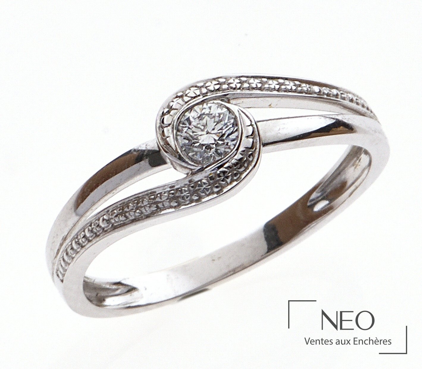 Bague à double ruban ajouré en or gris 18 carats, diamant