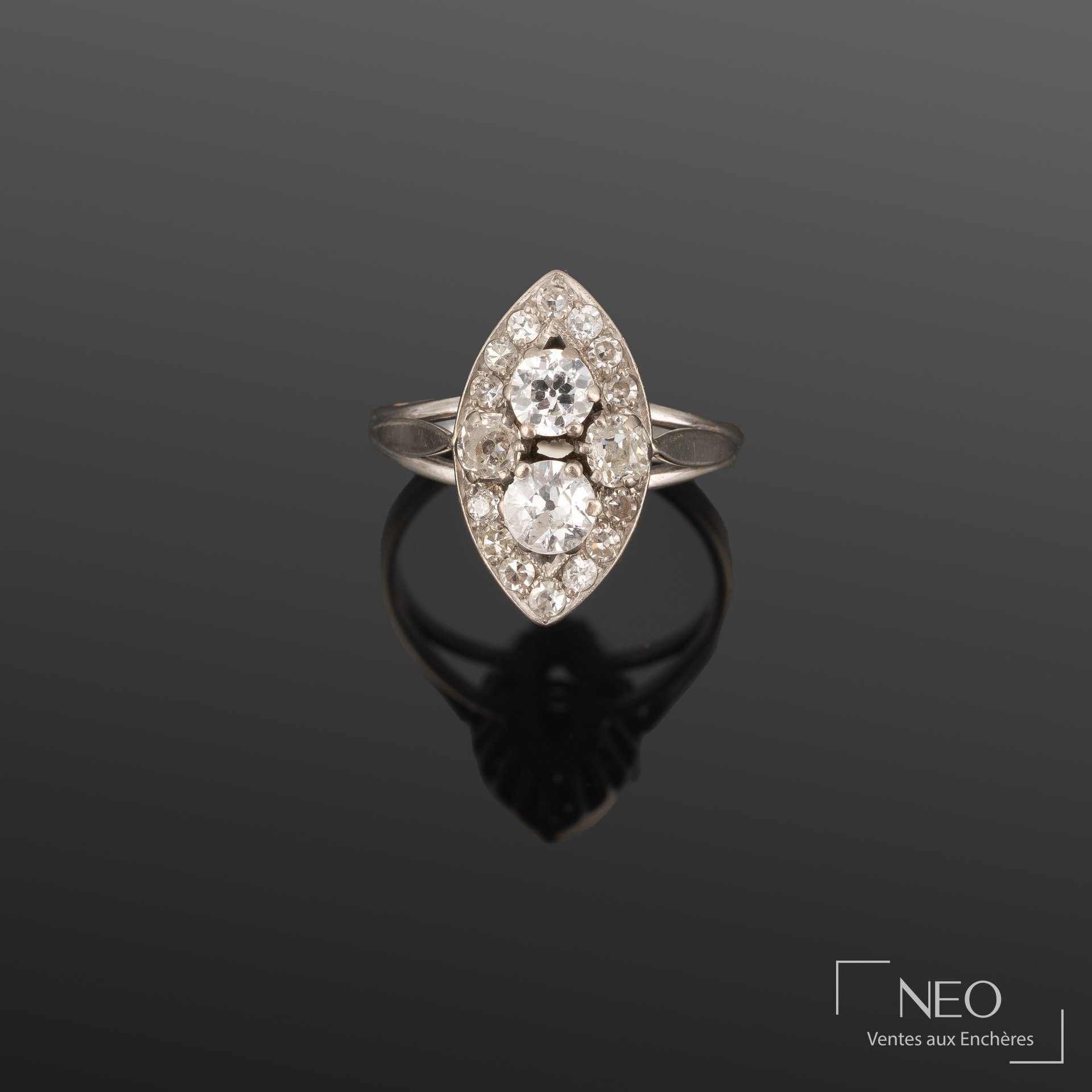 Bague en or gris 18K navette sertie de diamants