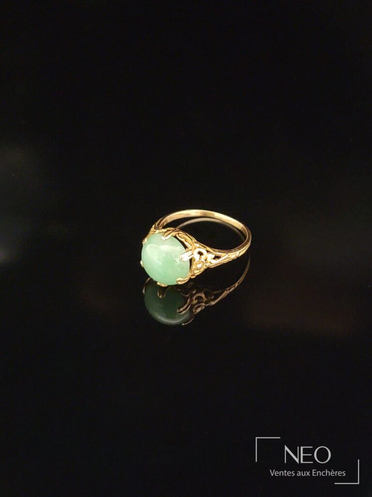Bague en or jaune avec cabochon de pierre verte sur fond noir